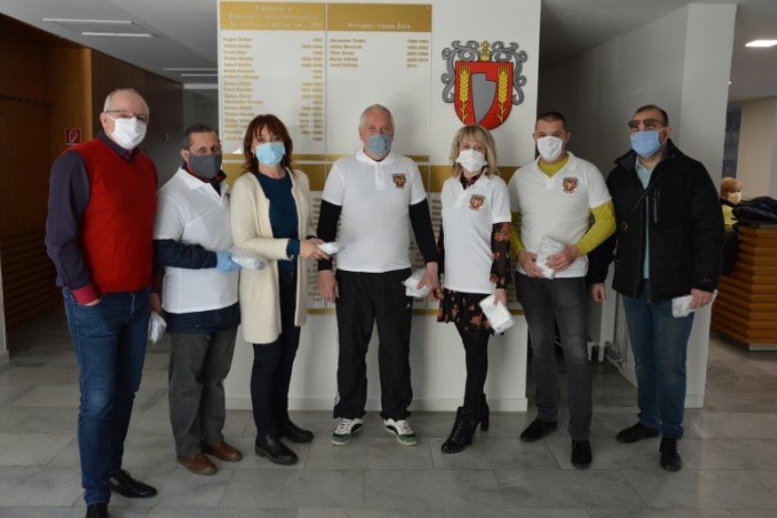 Ilustračný obrázok k článku Koronavírus: Poslanci vyšli do ulíc, začali rozdávať rúška