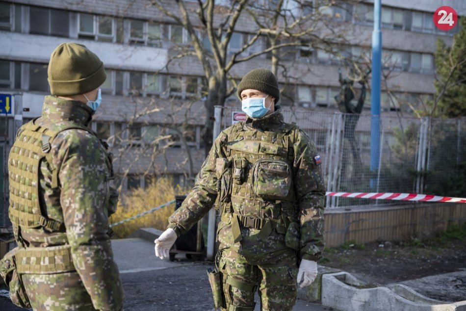 Ilustračný obrázok k článku Zdravotníctvu má v boji s pandémiou pomôcť 1 500 profesi­onálnych vojakov