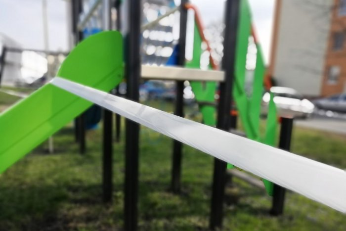 Ilustračný obrázok k článku Koronavírus: V Humennom dezinfikovali a zavreli detské ihriská. Sú opáskované