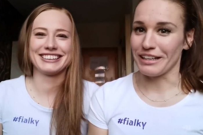 Ilustračný obrázok k článku Sestry Fialkové sú príkladom pre všetkých: Prijali výzvu a OSTÁVAJÚ DOMA! FOTO