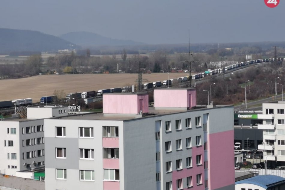 Ilustračný obrázok k článku Cesty v Bratislave sú zablokované! Neprejdú osobné autá ani záchranky