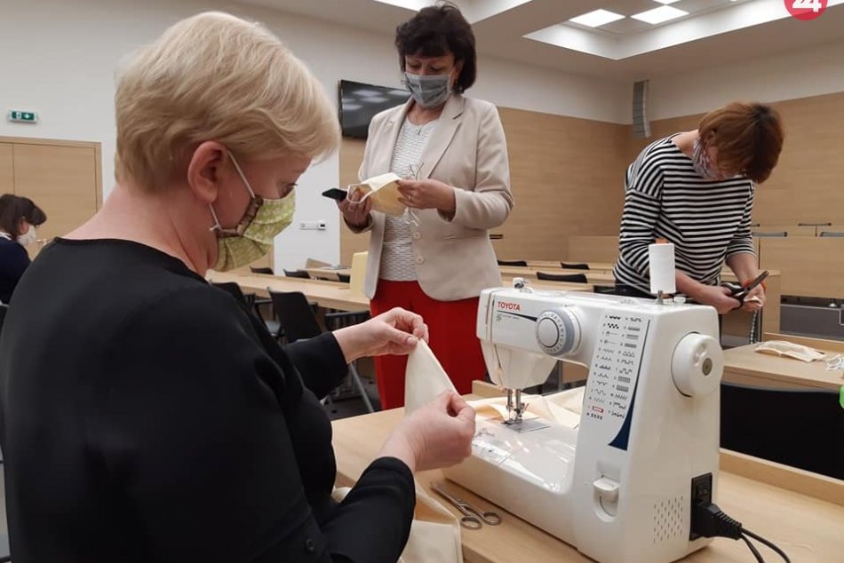 Ilustračný obrázok k článku Na mestskom úrade vznikla krajčírska dielňa: Šijú sa tam rúška, FOTO