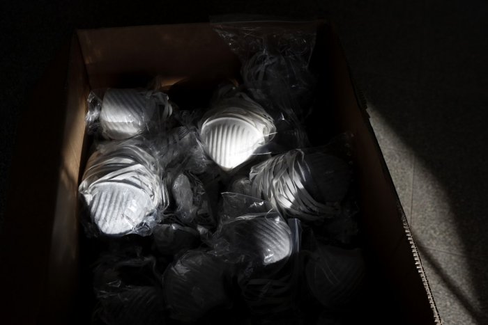 Ilustračný obrázok k článku Zásah polície proti špekulantom s rúškami: Vyviezť chceli státisíce respirátorov