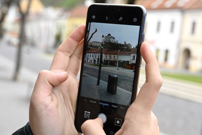 Ilustračný obrázok k článku Koronavírus: Mobily nás prezrádzajú. Ak spravíme 1 vec, premiér nevylučuje obmedzenie pohybu