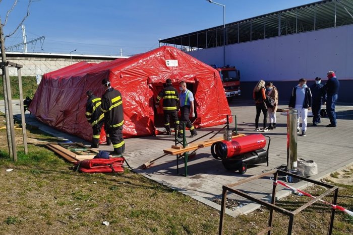 Ilustračný obrázok k článku Koronavírus: Opatrenie ako z thrilleru! Trnava mení parkovisko na záchytnú zónu