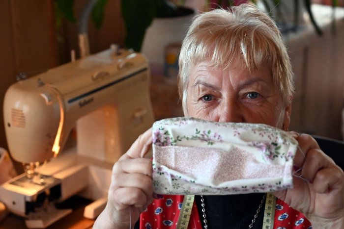 Ilustračný obrázok k článku Mesto naskladní stovky rúšok denne: Ako ich bude rozdávať mikulášskym seniorom?