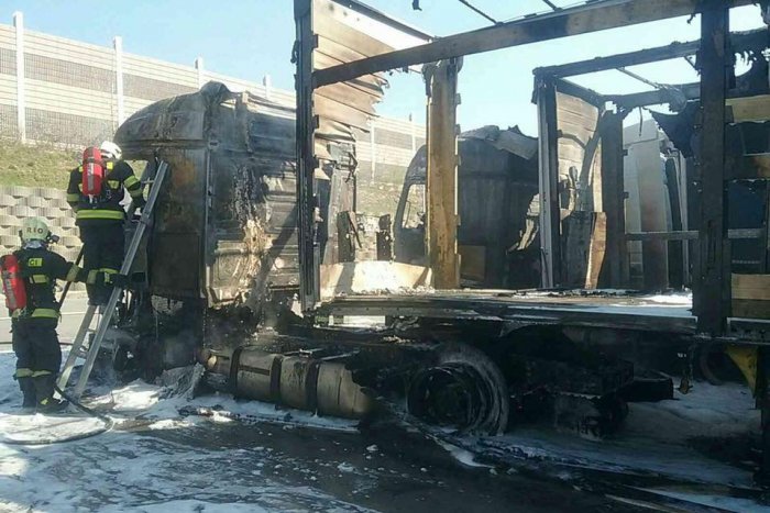 Ilustračný obrázok k článku Pozor! Vzbĺkli dva kamióny + FOTO