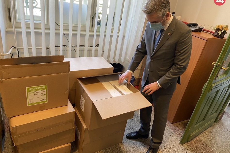 Ilustračný obrázok k článku Košický kraj začal distribuovať ochranné pomôcky ambulantným lekárom