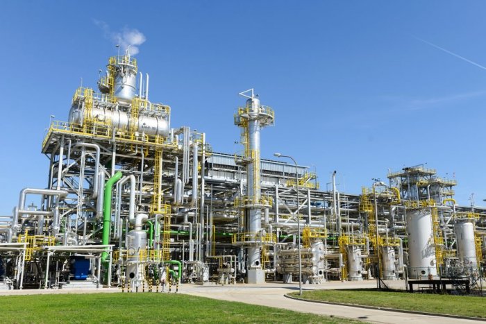 Ilustračný obrázok k článku Koronavírus: Duslo o prerušení výroby neuvažuje, rieši výpadok zamestnancov