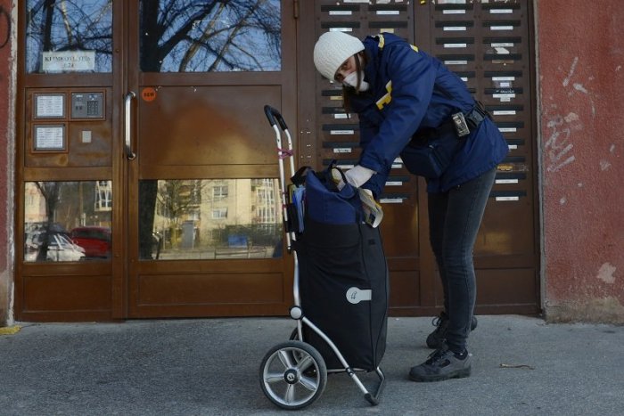 Ilustračný obrázok k článku Komplikácie na poštách: Otváracie hodiny sú obmedzené, na zásielky sa čaká dlhšie