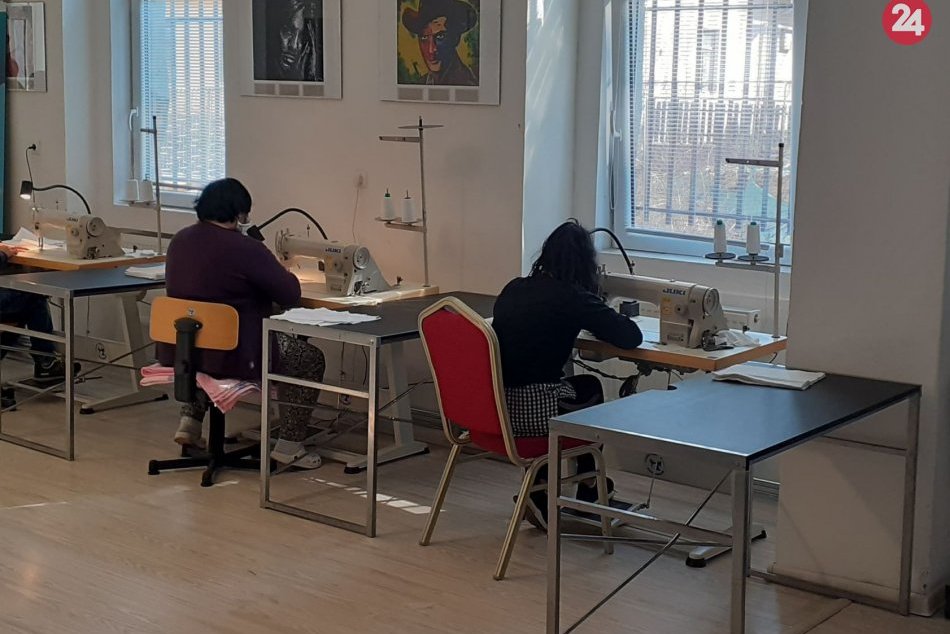 Ilustračný obrázok k článku Rúška šijú v divadlách aj školách po celom kraji: BBSK prosí ľudí o pomoc, FOTO