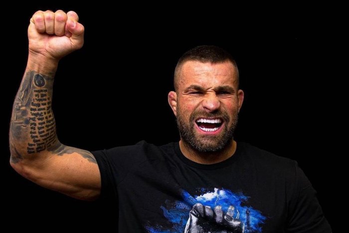 Ilustračný obrázok k článku Nahnevaný Karlos Vémola: Sám si nasadil karanténu a NADÁVA na Angličanov!