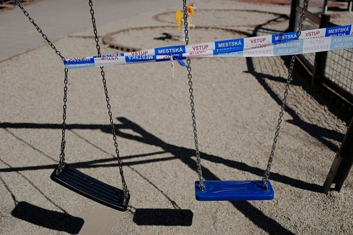 Ilustračný obrázok k článku Mestský úrad v Hlohovci zatvoril detské ihriská. A potom aj vlastné brány
