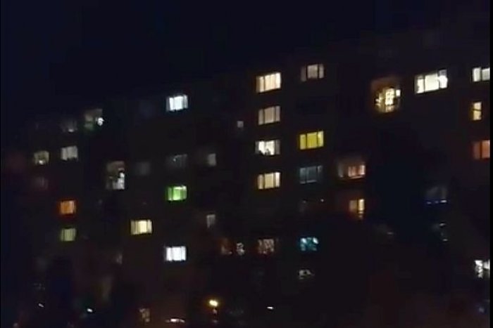 Ilustračný obrázok k článku Krásna vďaka od Bystričanov: Zo sídlisk znel potlesk pre zdravotníkov aj hasičov, VIDEO