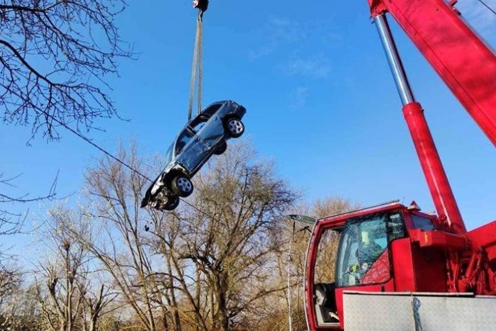 Ilustračný obrázok k článku Pri tragickej dopravnej nehode vyhasol ľudský život. Auto skončilo vo Váhu