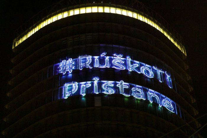 Ilustračný obrázok k článku Národná banka večer špeciálne svieti. Vysiela do sveta posolstvá o koronavíruse