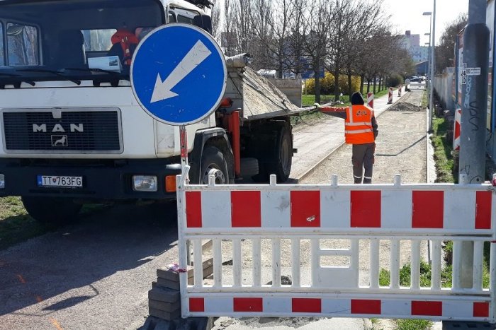 Ilustračný obrázok k článku Konečne! Takto rozširujú dôležitý chodník na Veternej ulici, GALÉRIA
