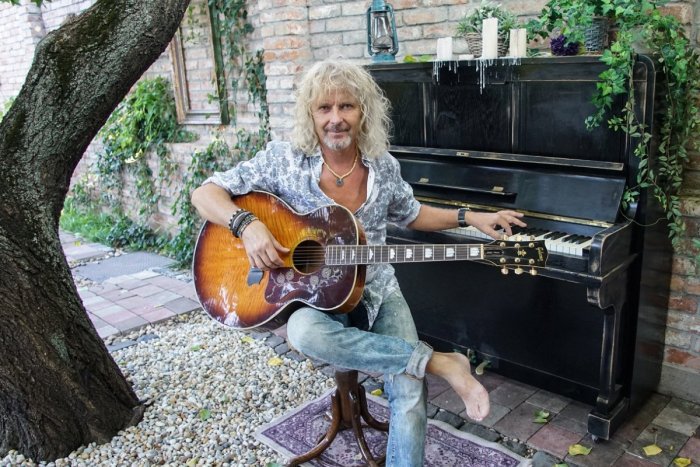 Ilustračný obrázok k článku Poteší v ťažkých časoch: Prešovčan Peter Nagy zahrá fanúšikom online koncert zdarma