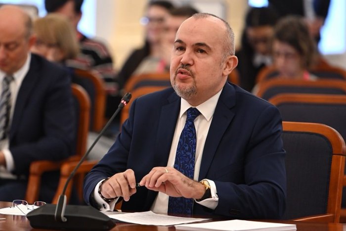 Ilustračný obrázok k článku Škandalózny Kičura: Štátne sklady prázdne, ale jeho synáčik kúpil dva byty za státisíce