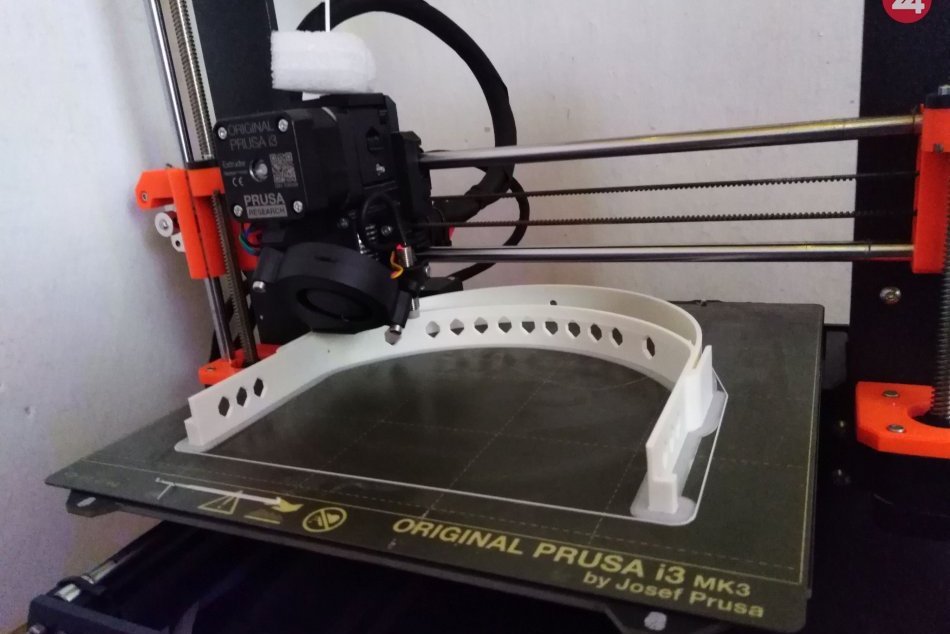 Ilustračný obrázok k článku V Bystrici pomáha aj 3D tlačiareň: Lekárom vyrába časti ochranných štítov, FOTO