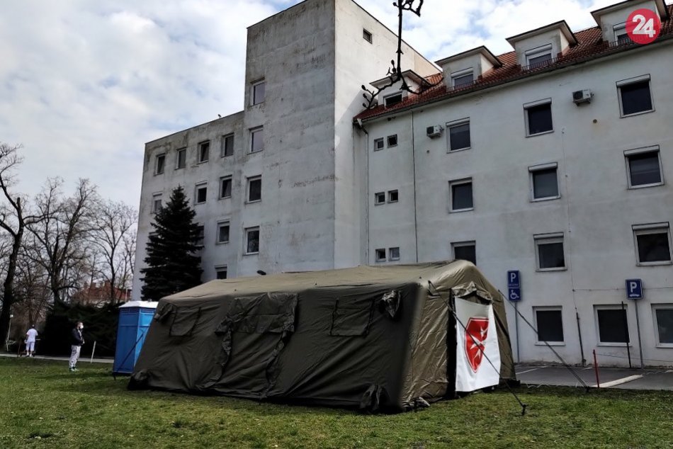 Ilustračný obrázok k článku V nemocnici opäť postavili nafukovací stan: Slúži ako záchytné miesto