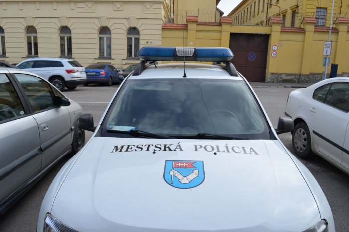 Ilustračný obrázok k článku Kontroly polície v Nitre pokračujú: Za nenosenie rúška hrozí vysoká pokuta
