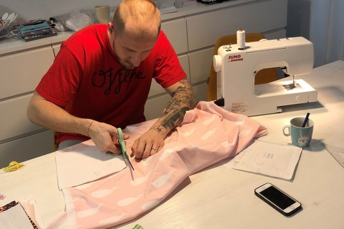 Ilustračný obrázok k článku Hokejista Slovana vyrába doma rúška: ZADARMO ich rozdáva do nemocníc alebo vodičom MHD!