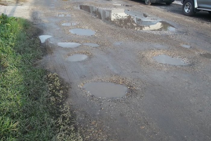 Ilustračný obrázok k článku Na šalianske cesty pôjdu desiatky tisíc eur: Vybrali firmu, ktorá zapláta výtlky