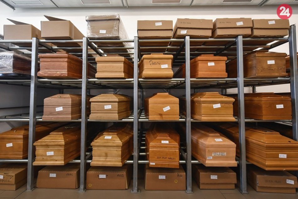 Ilustračný obrázok k článku Šokujúce zábery: Mŕtvych je toľko, že rakvy s obeťami koronavírusu nestíhajú spopolňovať