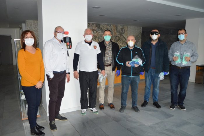 Ilustračný obrázok k článku Boj s koronavírusom neutícha: Šaľanom opäť rozdali rúška, FOTO