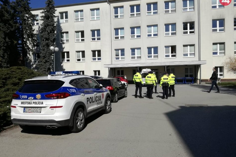 Ilustračný obrázok k článku Koronavírus: Mestskí policajti informovali o opatreniach aj ľudí bez domova, FOTO