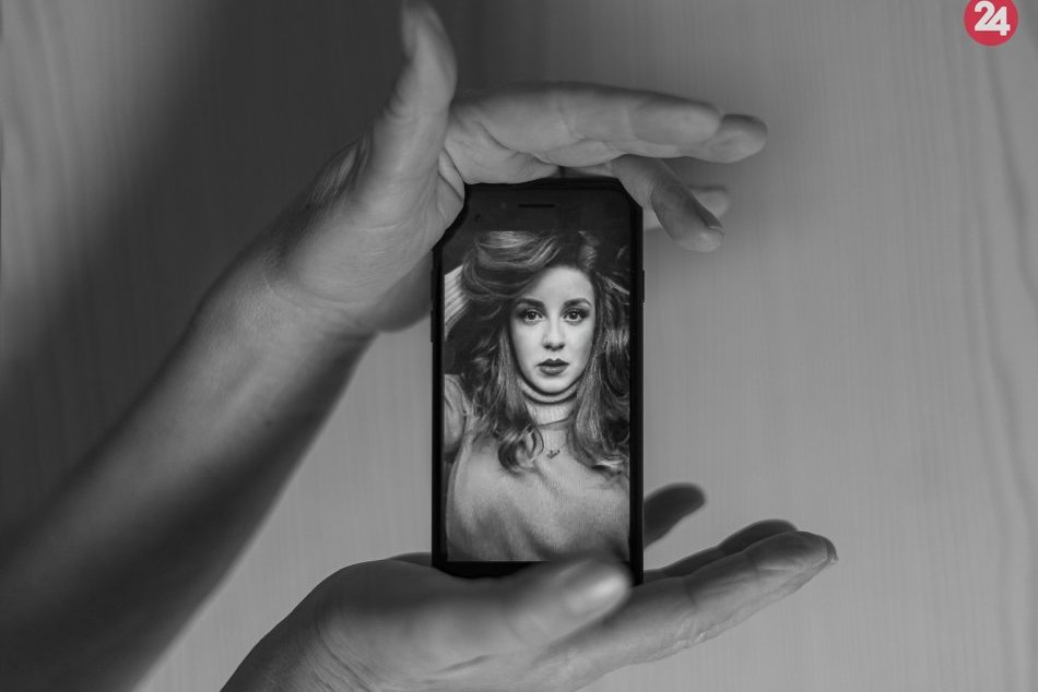 Ilustračný obrázok k článku Skvelý nápad mladého Bystričana: Kvôli koronavírus fotí online, FOTO