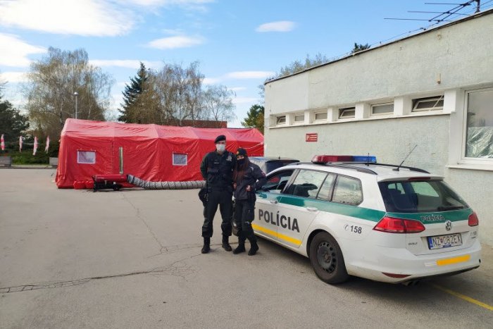Ilustračný obrázok k článku Personálu je v nemocnici dostatok: Poriadok však musia strážiť vojaci a policajti