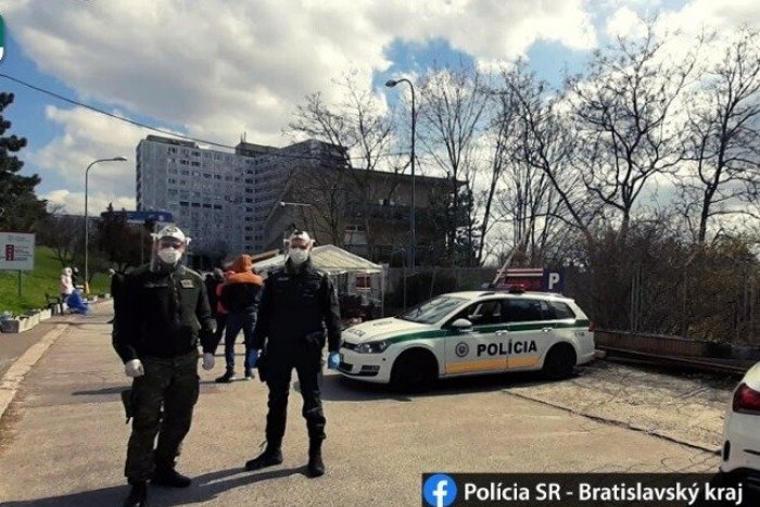 Ilustračný obrázok k článku Mám koronavírus, skapete! Pomätený muž ohrozoval policajtov