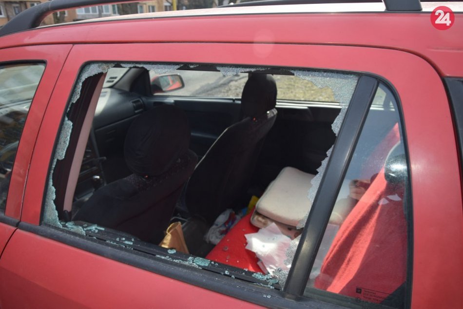 Ilustračný obrázok k článku "Pubertiaci" sa dvakrát vlámali do toho istého objektu a tiež zničili autá, FOTO