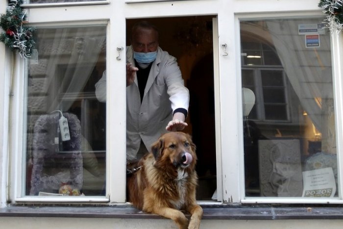 Ilustračný obrázok k článku V Česku zomrel piaty pacient s ochorením COVID-19, senior sa liečil doma