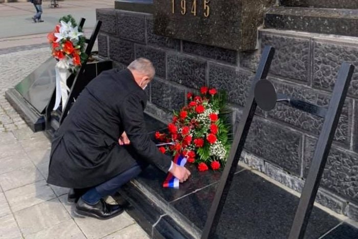 Ilustračný obrázok k článku V tichosti a na prázdnom námestí. Nosko si uctil 75. výročie oslobodenia mesta