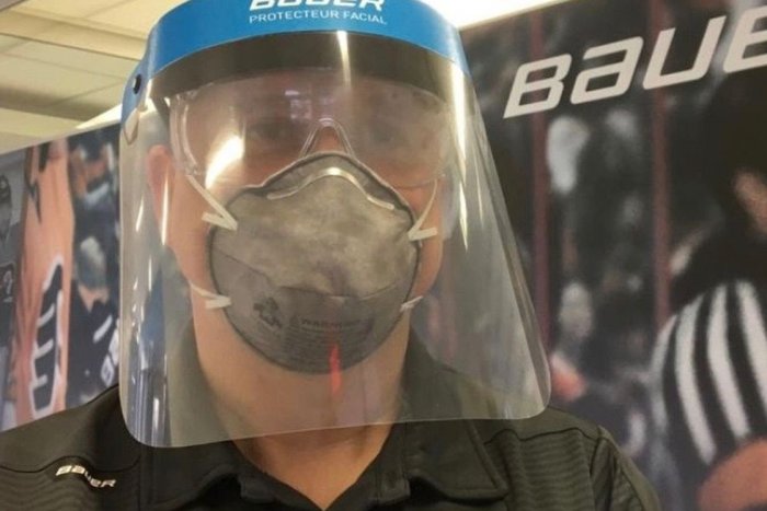 Ilustračný obrázok k článku Výrobca mení plány: Žiadne hokejky, prilby, či korčule, ALE štíty!