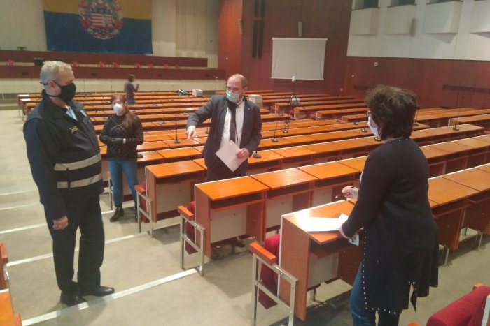 Ilustračný obrázok k článku Poslanci schválili zníženie platu primátora na zákonné minimum. Koľko mesiacov ho bude poberať?