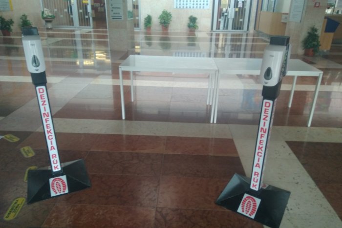 Ilustračný obrázok k článku Mimoriadne mestské zastupiteľstvo sa koná za prísnych opatrení, každému zmerajú teplotu