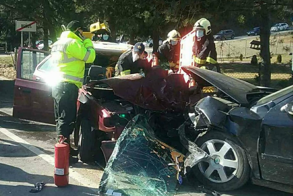 Ilustračný obrázok k článku Vážna nehoda pri Brezne: Po čelnej zrážke áut hlásia zranených, FOTO