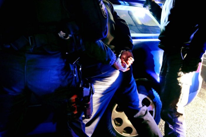 Ilustračný obrázok k článku Že im nie je hanba! Okradli a zranili starenku, našťastie skončili v putách