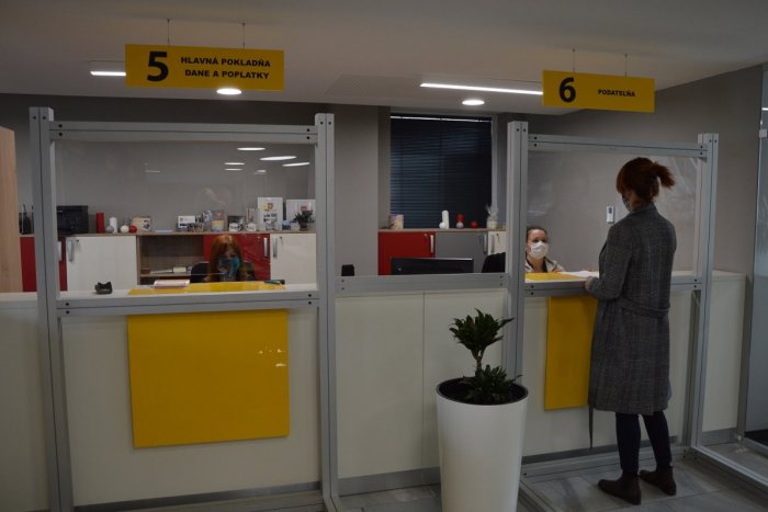 Ilustračný obrázok k článku Kontaktu s ľuďmi sa nevyhnú: Pracovníčky úradu chráni špeciálna prepážka, FOTO