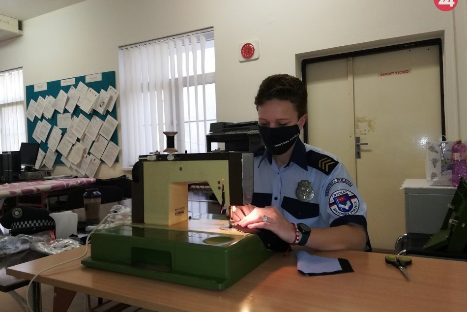 Ilustračný obrázok k článku Zbraň vymenila za šijací stroj: Mestská policajtka v Nitre vyrába rúška, FOTO