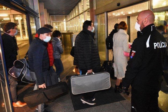 Ilustračný obrázok k článku Stovky ľudí na palube a všade policajti: Zábery z návratu Slovákov z USA