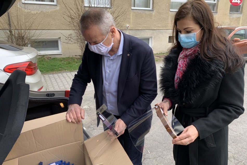 Ilustračný obrázok k článku Stovky ochranných štítov pre Rooseveltovu nemocnicu: Pomohlo mesto aj bystrickí väzni