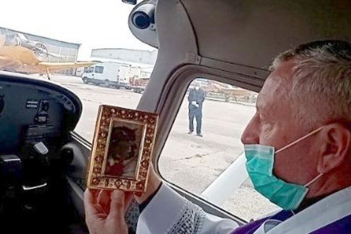 Ilustračný obrázok k článku SVET O SLOVENSKU: Porazíme koronavírus Kristovou krvou?