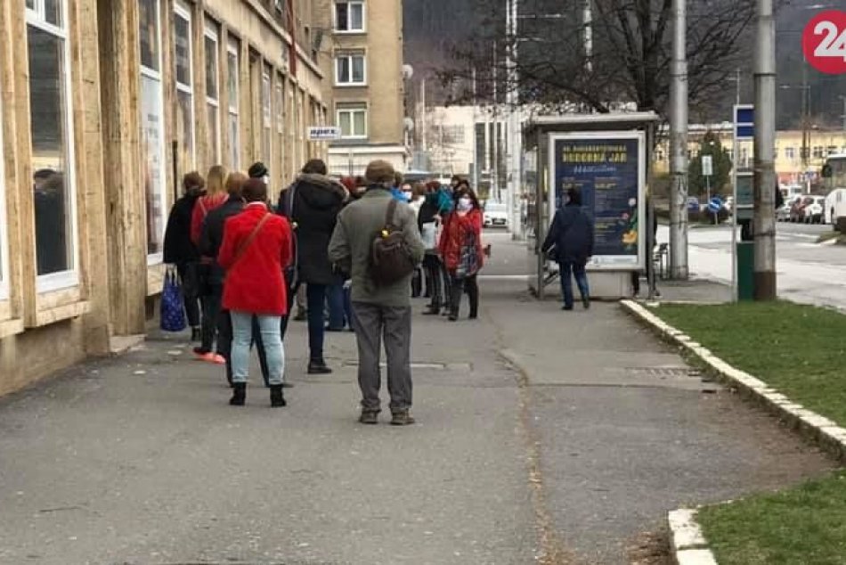Ilustračný obrázok k článku Bystričania na kope: Pred galantériou čakali na otvorenie desiatky ľudí, FOTO