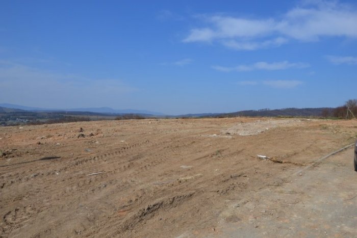 Ilustračný obrázok k článku Odstránili obrovitú kopu hliny aj čiernu skládku. Chystá sa rozšírenie cintorína