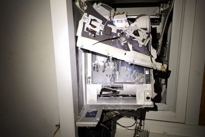 Ilustračný obrázok k článku Rana ako z dela: Zlodeji pravdepodobne chceli vytrhnúť bankomat umiestnený v potravinách